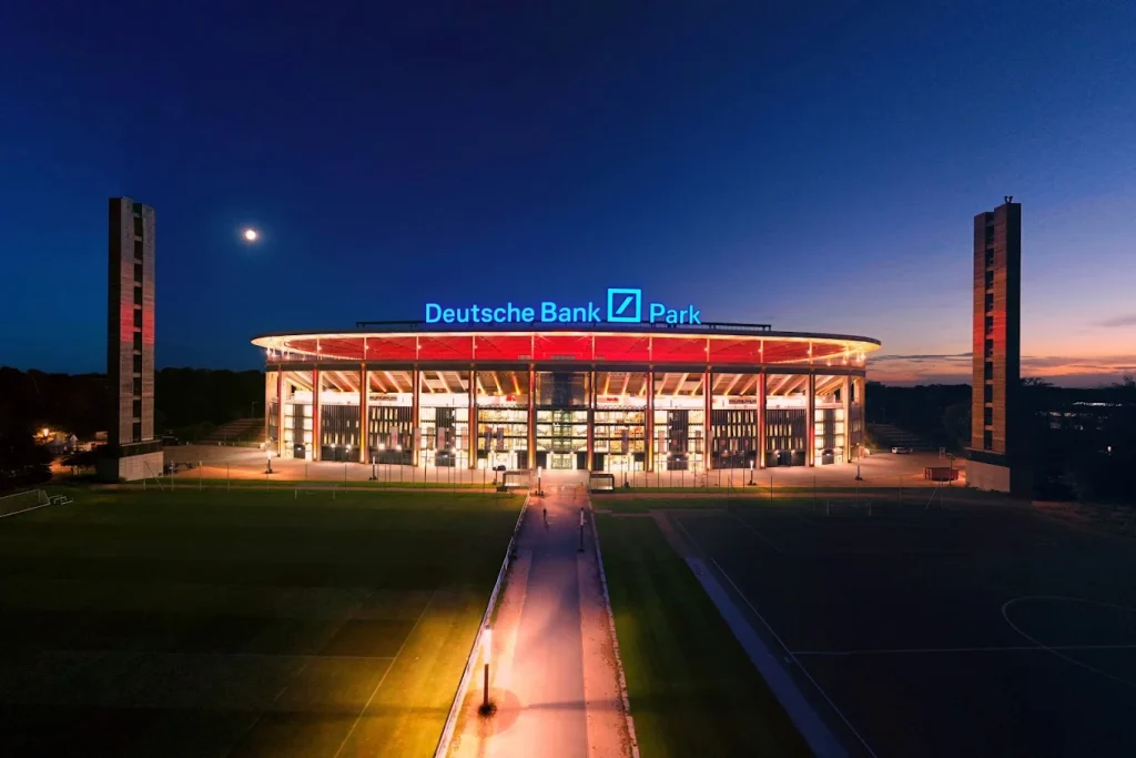 دويتشه بنك بارك مكان مباراة آينتراخت ضد ليفربول